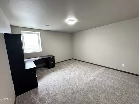 574 River Dr, Dickinson, ND 58601 photo 21