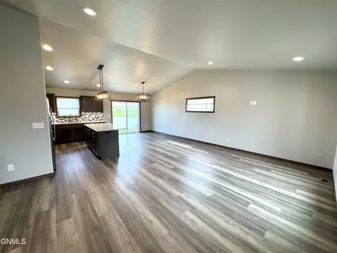 574 River Dr, Dickinson, ND 58601 photo 6