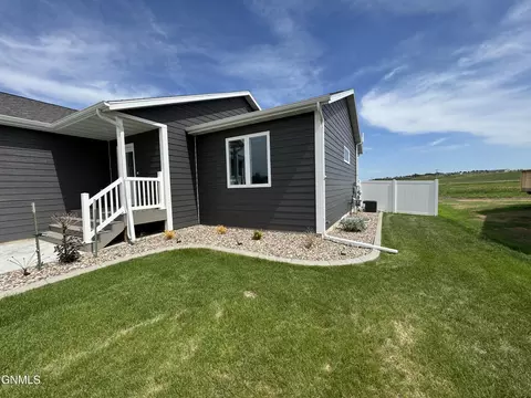 574 River Dr, Dickinson, ND 58601 photo 3