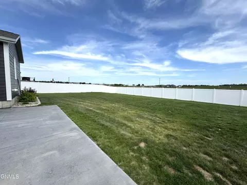 574 River Dr, Dickinson, ND 58601 photo 4