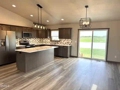 574 River Dr, Dickinson, ND 58601 photo 7
