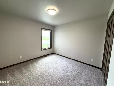 574 River Dr, Dickinson, ND 58601 photo 16