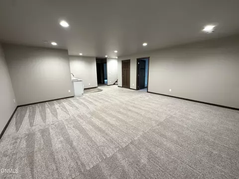574 River Dr, Dickinson, ND 58601 photo 24