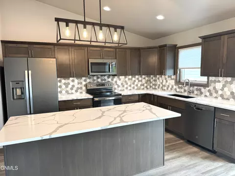 574 River Dr, Dickinson, ND 58601 photo 8