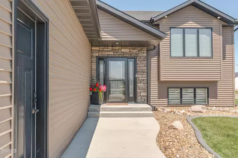 643 Flint Dr, Bismarck, ND 58503
