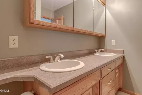 Bath - 9601 Oak Dr, Bismarck, ND 58503 photo 4 of 13