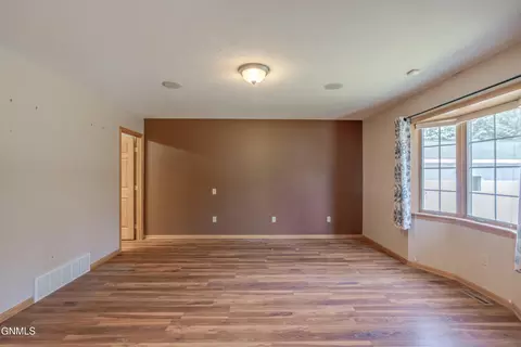Living - 9601 Oak Dr, Bismarck, ND 58503 photo 11 of 11