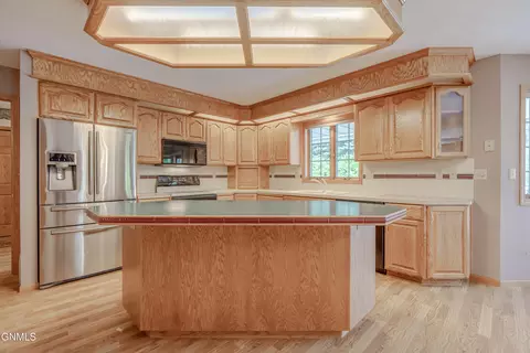 Kitchen - 9601 Oak Dr, Bismarck, ND 58503 photo 3 of 8