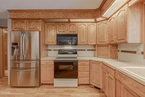 Kitchen - 9601 Oak Dr, Bismarck, ND 58503 photo 4 of 8