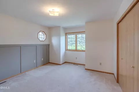 Bedroom - 9601 Oak Dr, Bismarck, ND 58503 photo 7 of 14