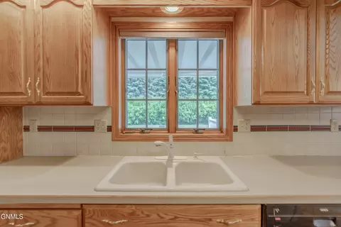 Kitchen - 9601 Oak Dr, Bismarck, ND 58503 photo 6 of 8