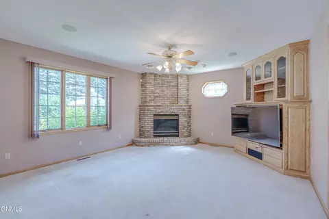 Living - 9601 Oak Dr, Bismarck, ND 58503 photo 8 of 11