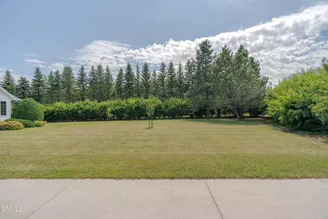 Exterior - 9601 Oak Dr, Bismarck, ND 58503 photo 4 of 30