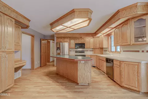 Kitchen - 9601 Oak Dr, Bismarck, ND 58503 photo 2 of 8