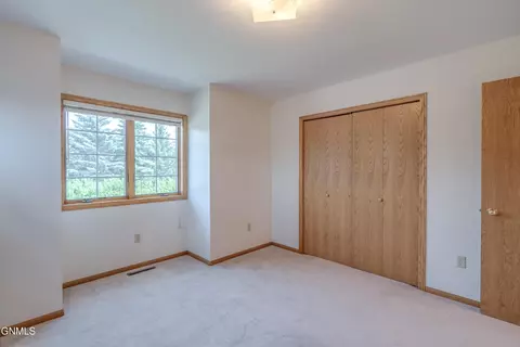 Bedroom - 9601 Oak Dr, Bismarck, ND 58503 photo 9 of 14