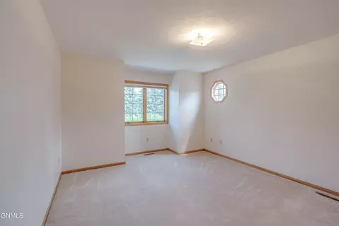 Bedroom - 9601 Oak Dr, Bismarck, ND 58503 photo 10 of 14