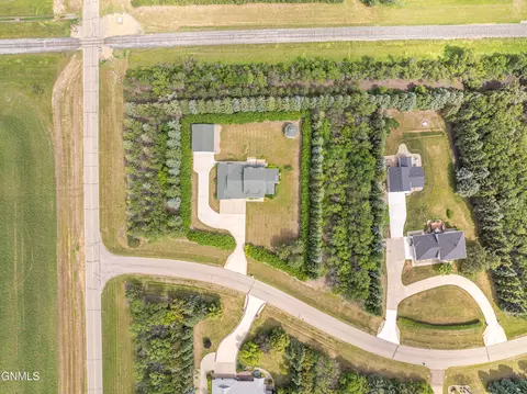 View/Area - 9601 Oak Dr, Bismarck, ND 58503 photo 13 of 21