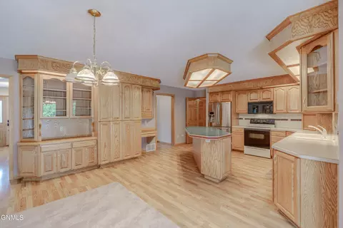 Kitchen - 9601 Oak Dr, Bismarck, ND 58503 photo 8 of 8