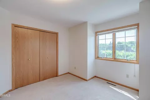 Bedroom - 9601 Oak Dr, Bismarck, ND 58503 photo 6 of 14
