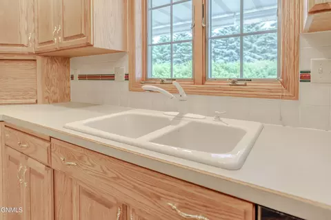 Kitchen - 9601 Oak Dr, Bismarck, ND 58503 photo 7 of 8