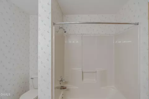 Bath - 9601 Oak Dr, Bismarck, ND 58503 photo 7 of 13