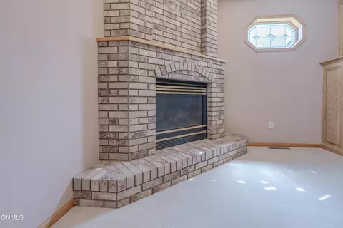 Living - 9601 Oak Dr, Bismarck, ND 58503 photo 9 of 11