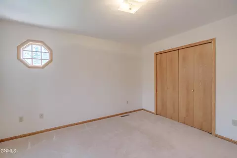 Bedroom - 9601 Oak Dr, Bismarck, ND 58503 photo 11 of 14