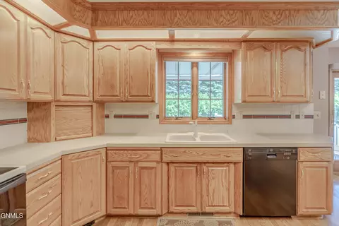 Kitchen - 9601 Oak Dr, Bismarck, ND 58503 photo 5 of 8