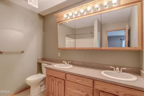 Bath - 9601 Oak Dr, Bismarck, ND 58503 photo 1 of 13