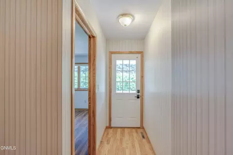 Entry Way - 9601 Oak Dr, Bismarck, ND 58503 photo 7 of 13