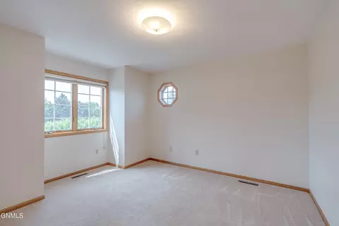 Bedroom - 9601 Oak Dr, Bismarck, ND 58503 photo 5 of 14