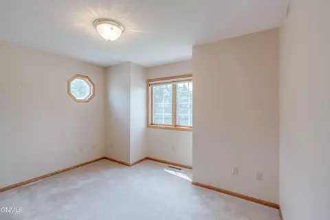 Bedroom - 9601 Oak Dr, Bismarck, ND 58503 photo 4 of 14
