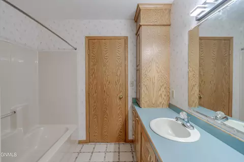 Bath - 9601 Oak Dr, Bismarck, ND 58503 photo 8 of 13