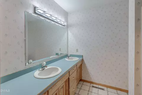 Bath - 9601 Oak Dr, Bismarck, ND 58503 photo 6 of 13
