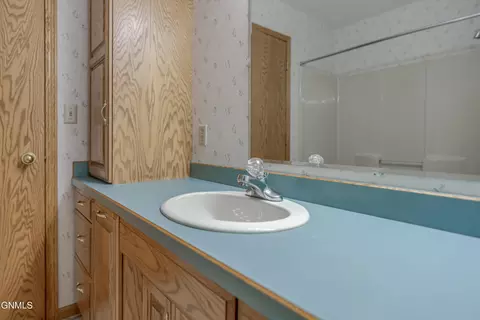 Bath - 9601 Oak Dr, Bismarck, ND 58503 photo 9 of 13