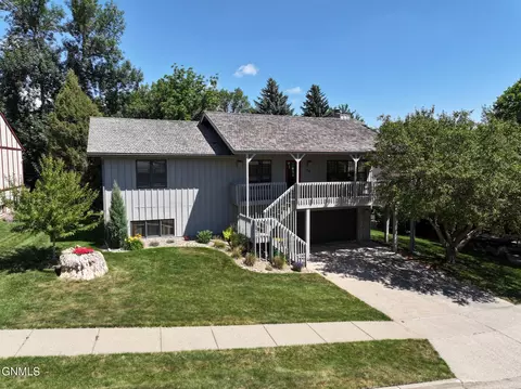 516 Portage Dr, Bismarck, ND 58503