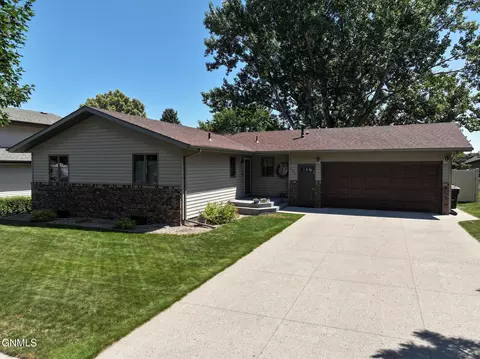 1861 22nd St N, Bismarck, ND 58501