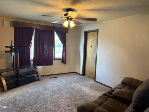 402 8th St W, Williston, ND 58801 photo 5