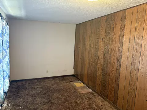 402 8th St W, Williston, ND 58801 photo 3