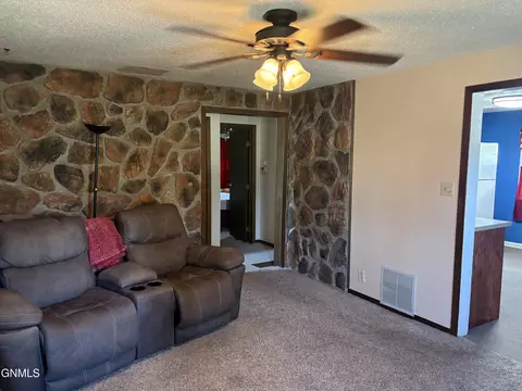 402 8th St W, Williston, ND 58801 photo 4