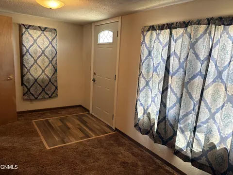 402 8th St W, Williston, ND 58801 photo 2