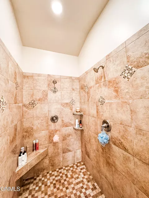 Bath - 1541 Creekside Dr, Williston, ND 58801 photo 3 of 8