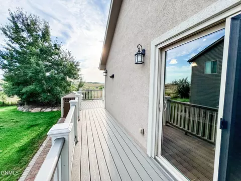 Exterior - 1541 Creekside Dr, Williston, ND 58801 photo 1 of 5