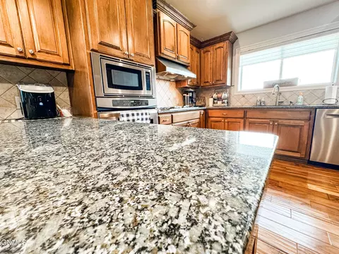 Kitchen - 1541 Creekside Dr, Williston, ND 58801 photo 2 of 12