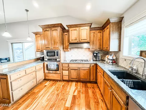 Kitchen - 1541 Creekside Dr, Williston, ND 58801 photo 7 of 12