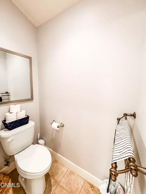 Bath - 1541 Creekside Dr, Williston, ND 58801 photo 4 of 8