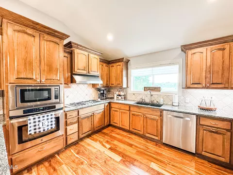 Kitchen - 1541 Creekside Dr, Williston, ND 58801 photo 3 of 12