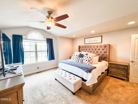 Bedroom - 1541 Creekside Dr, Williston, ND 58801 photo 4 of 10