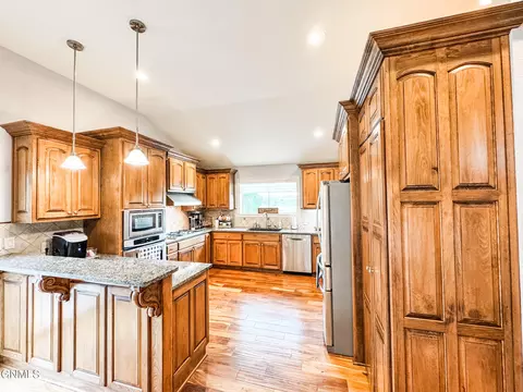 Kitchen - 1541 Creekside Dr, Williston, ND 58801 photo 1 of 12
