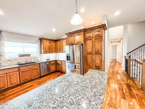 Kitchen - 1541 Creekside Dr, Williston, ND 58801 photo 10 of 12